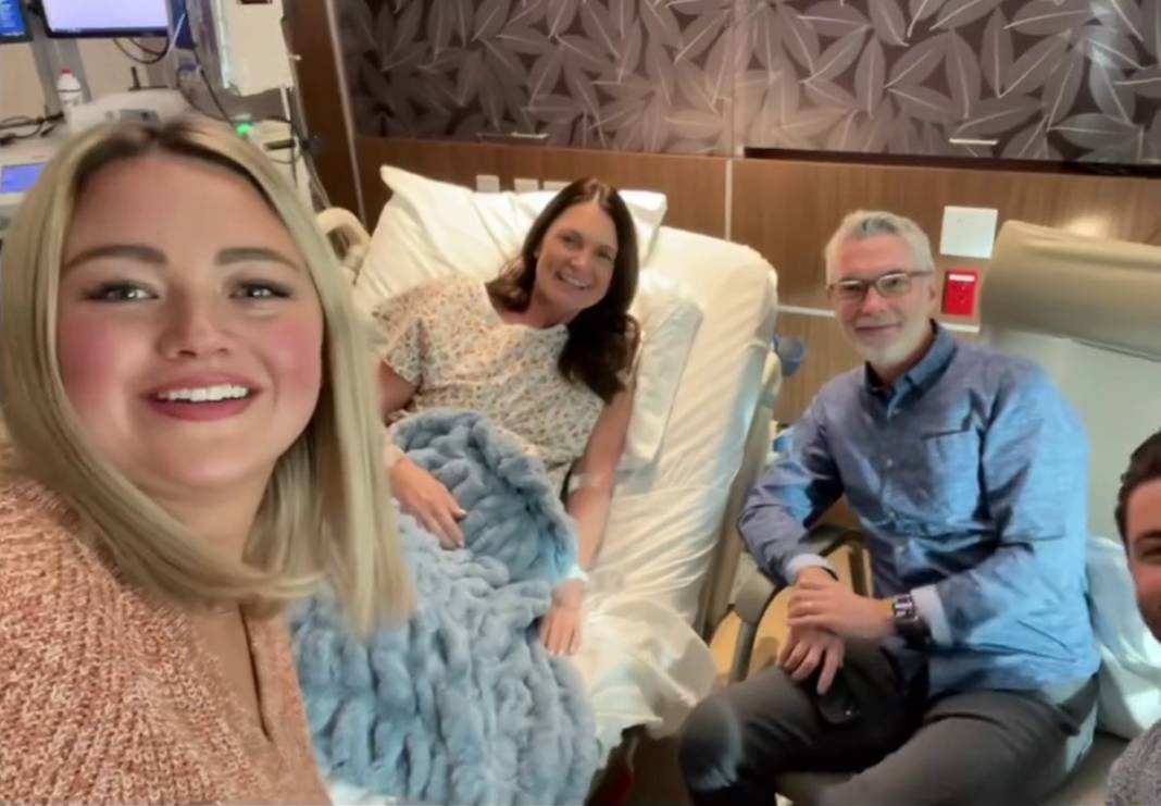 56 yaşındaki kadın, torununu doğurdu 4